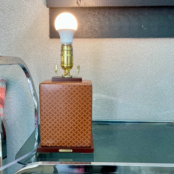 Ralph Lauren Porcelain Table Lamp with Basketweave Glaze - Picture 4 of 9